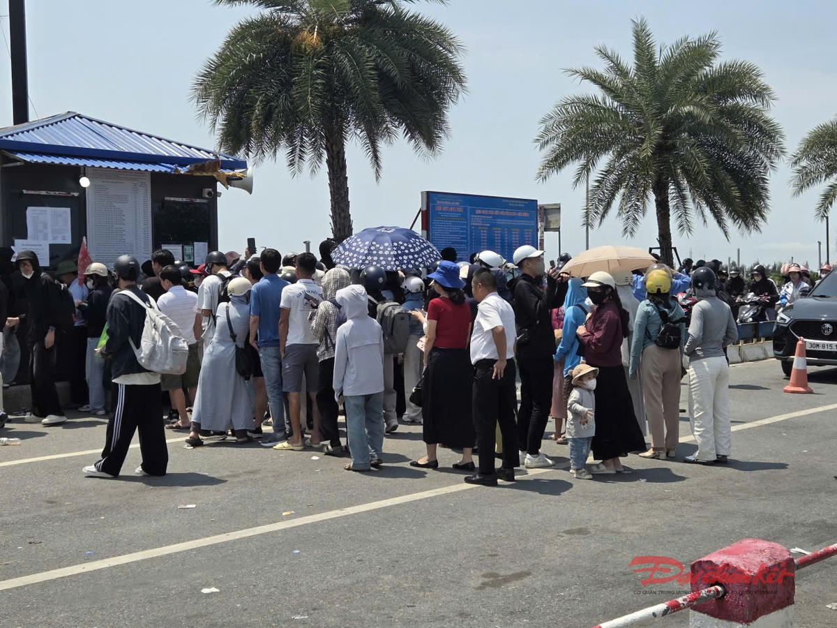 Du khách xếp hàng dài mua vé xuống phà. Ảnh: PT.&nbsp;