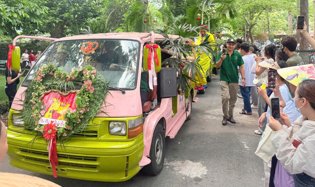 “Đám cưới” độc lạ của cặp hươu cao cổ thu hút nhiều du khách. Ảnh: S.X