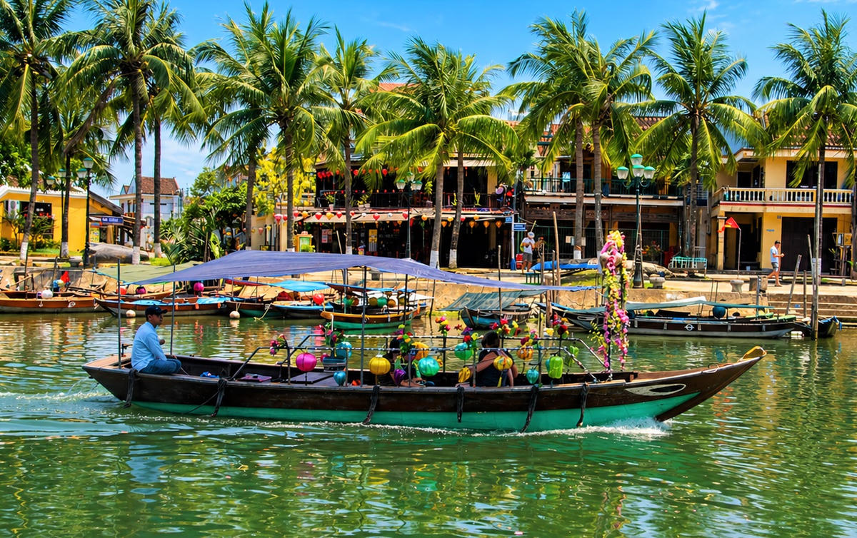 Du khách đi ghe trên sông Hoài. Ảnh: Chí Đại.