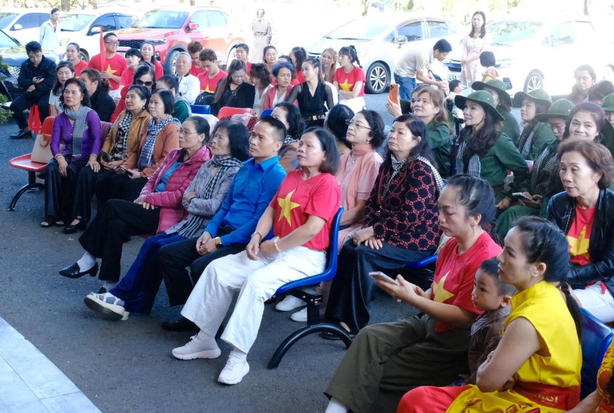 Đông đảo cán bộ, đoàn viên, người lao động và nhân dân trên địa bàn tham dự chương trình văn nghệ chào mừng 30/4. 