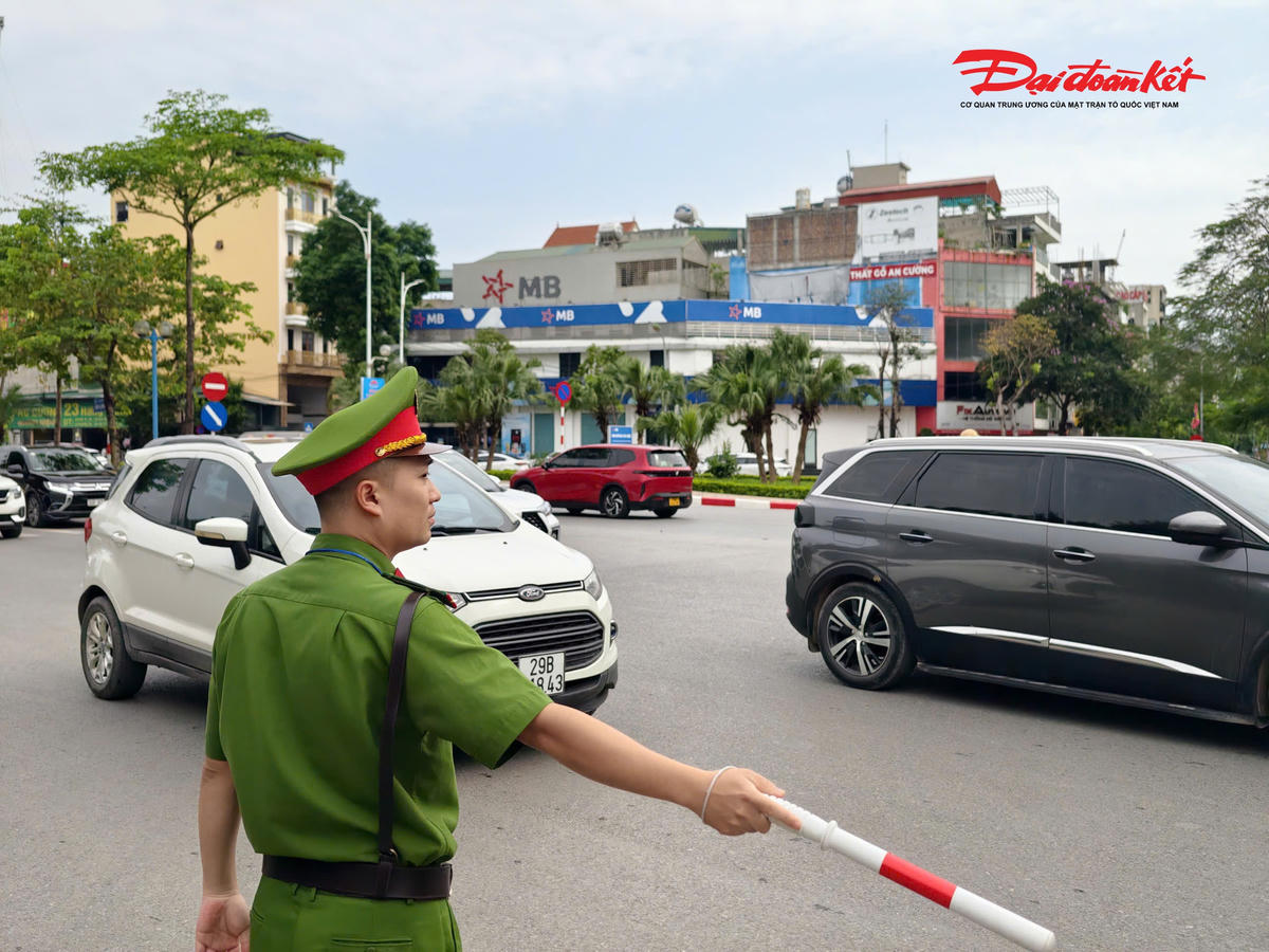 Tại khu vực Cổ Linh - Thạch Bàn, lực lượng CSGT tăng cường hiện diện, hướng dẫn các phương tiện di chuyển đúng làn, đúng hướng, góp phần giữ gìn trật tự giao thông tại cửa ngõ ra vào thành phố.