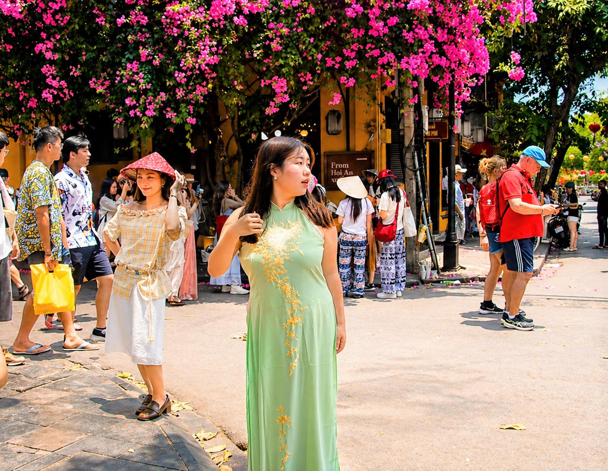 Du khách Winne chụp ảnh lưu niệm trên đường Trần Phú. Ảnh: Tấn Thành.