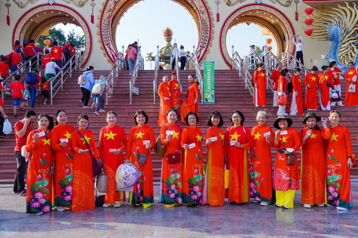 Du khách "check in" tại Khu Du lịch Văn hóa Suối Tiên. Ảnh: H.T