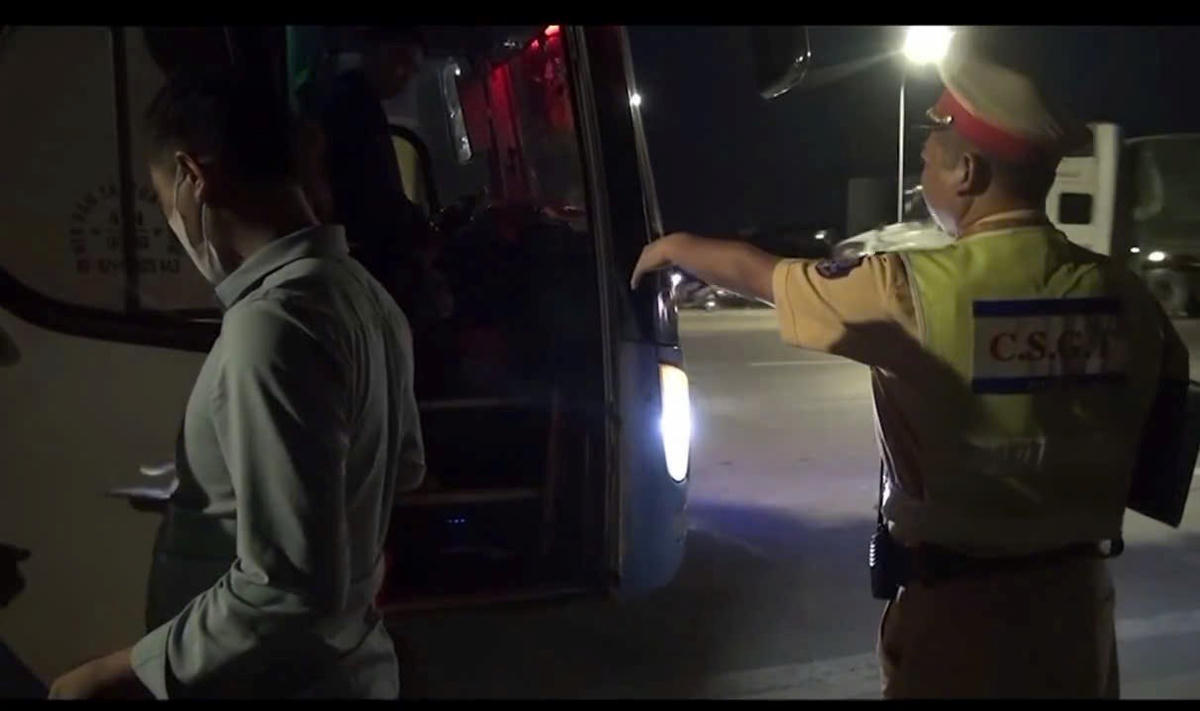 Trạm CSGT An Hưng xử lý phương tiện vi phạm. Ảnh: CATP.