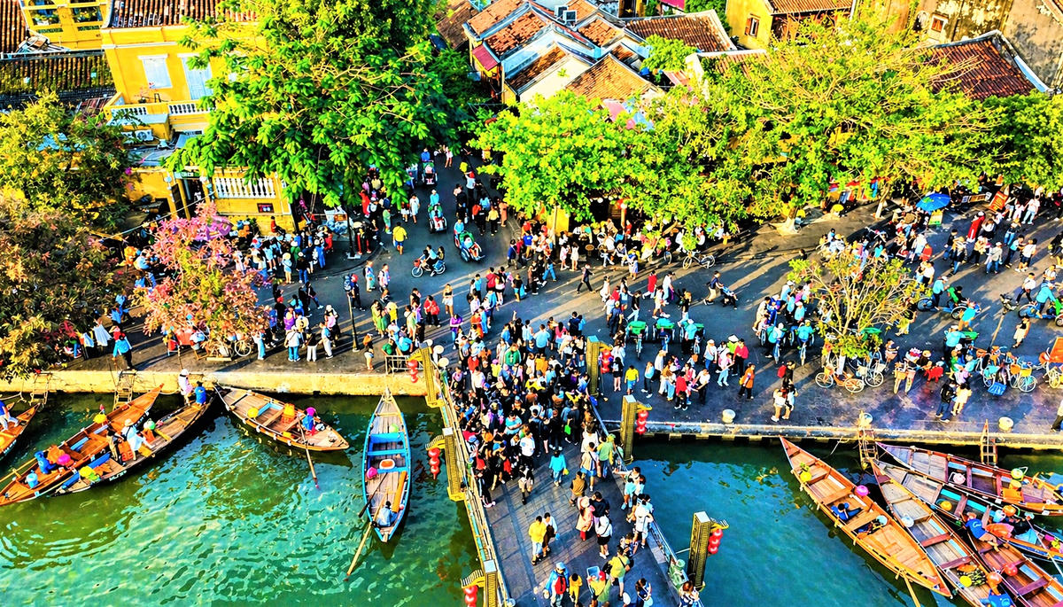 Một góc du khách tham quan ở cầu An Hội với đường Bạch Đằng, phường Hội An. Ảnh: Chí Đại.