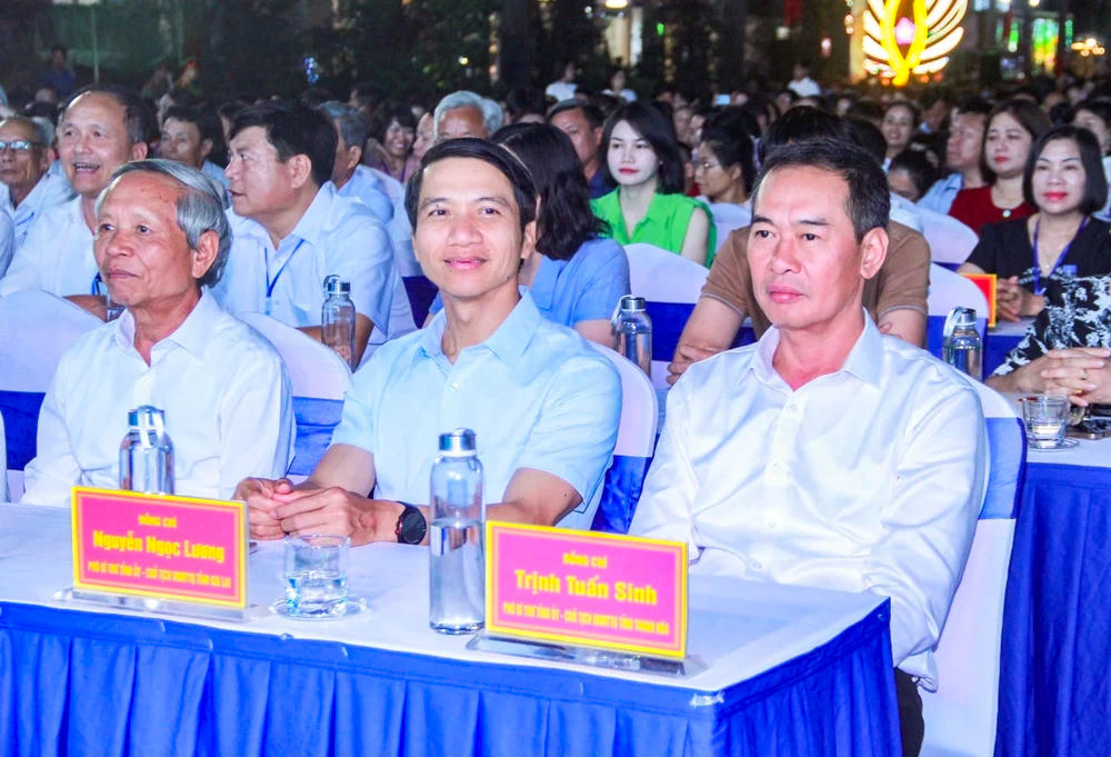 Ông Trịnh Tuấn Sinh - Phó Bí thư Tỉnh ủy, Chủ tịch Ủy ban MTTQ tỉnh dự đêm khai mạc lễ hội du lịch biển Hải Tiến năm 2026. Ảnh: Lê Hợi
