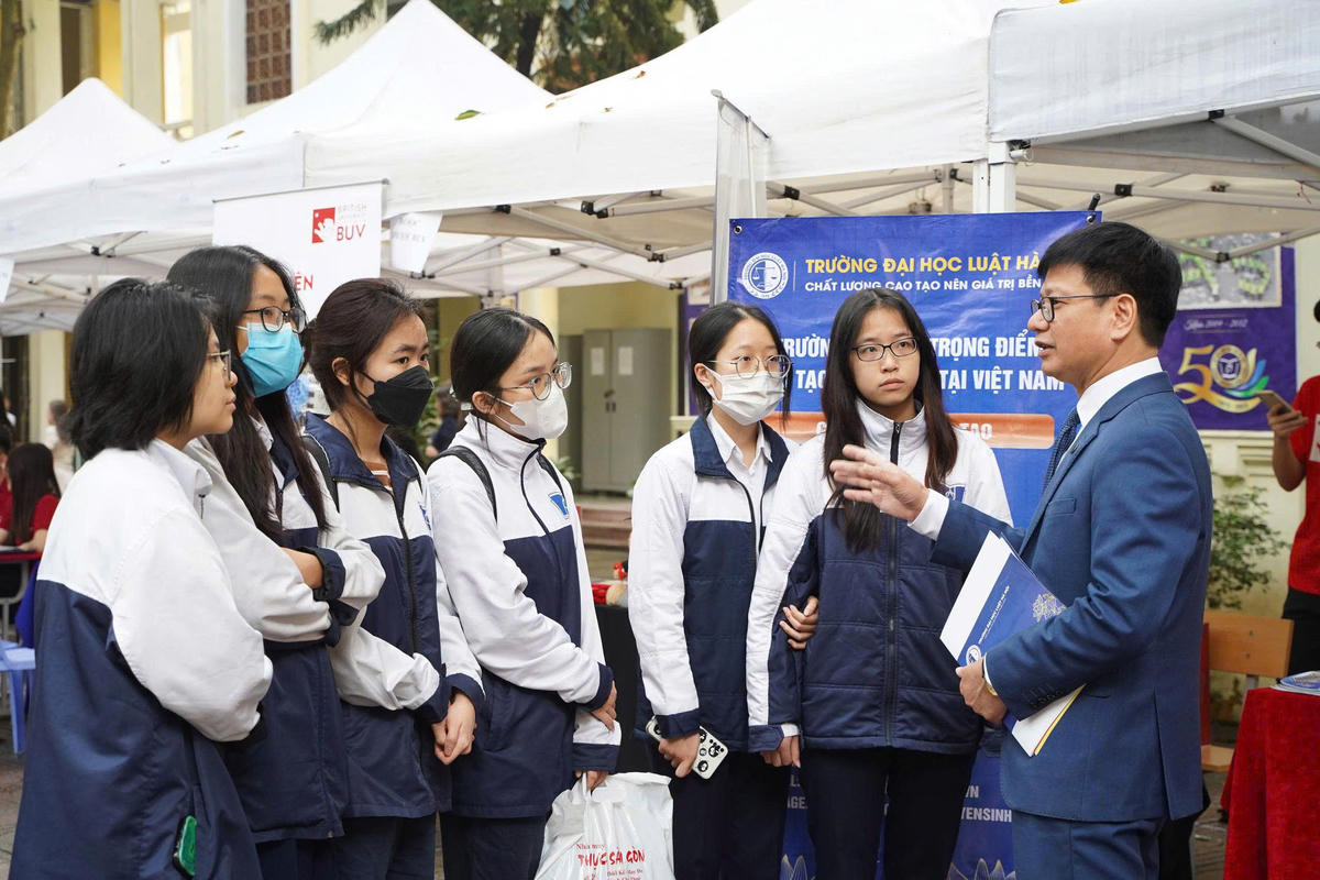 Thí sinh tìm hiểu thông tin tuyển sinh của Trường Đại học Luật Hà Nội.