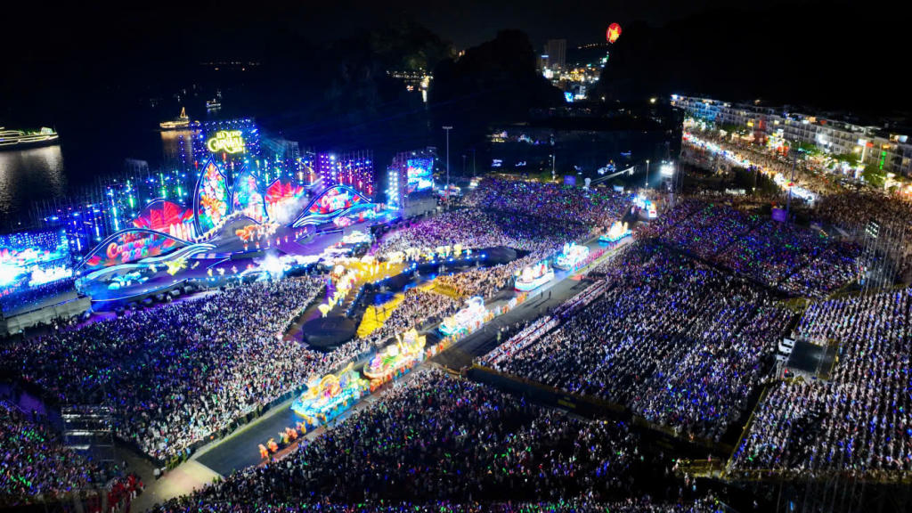 Carnaval Hạ Long 2026 thu hút khoảng 80.000 khán giả.