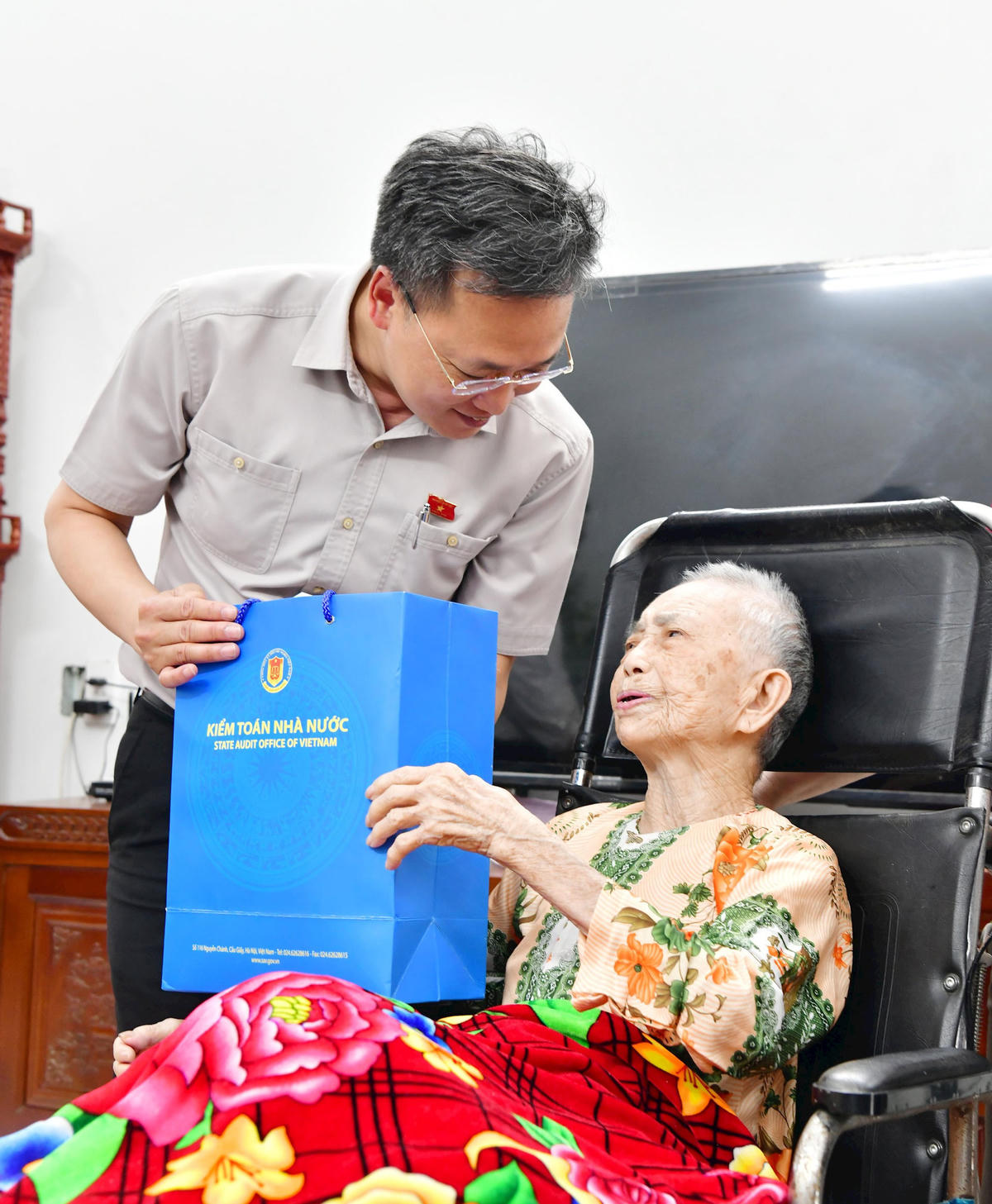 Tổng Kiểm toán Nguyễn Hữu Nghĩa tặng quà Mej Việt Nam Anh hùng Nguyễn Thị Tịnh. Ảnh: N.Lộc