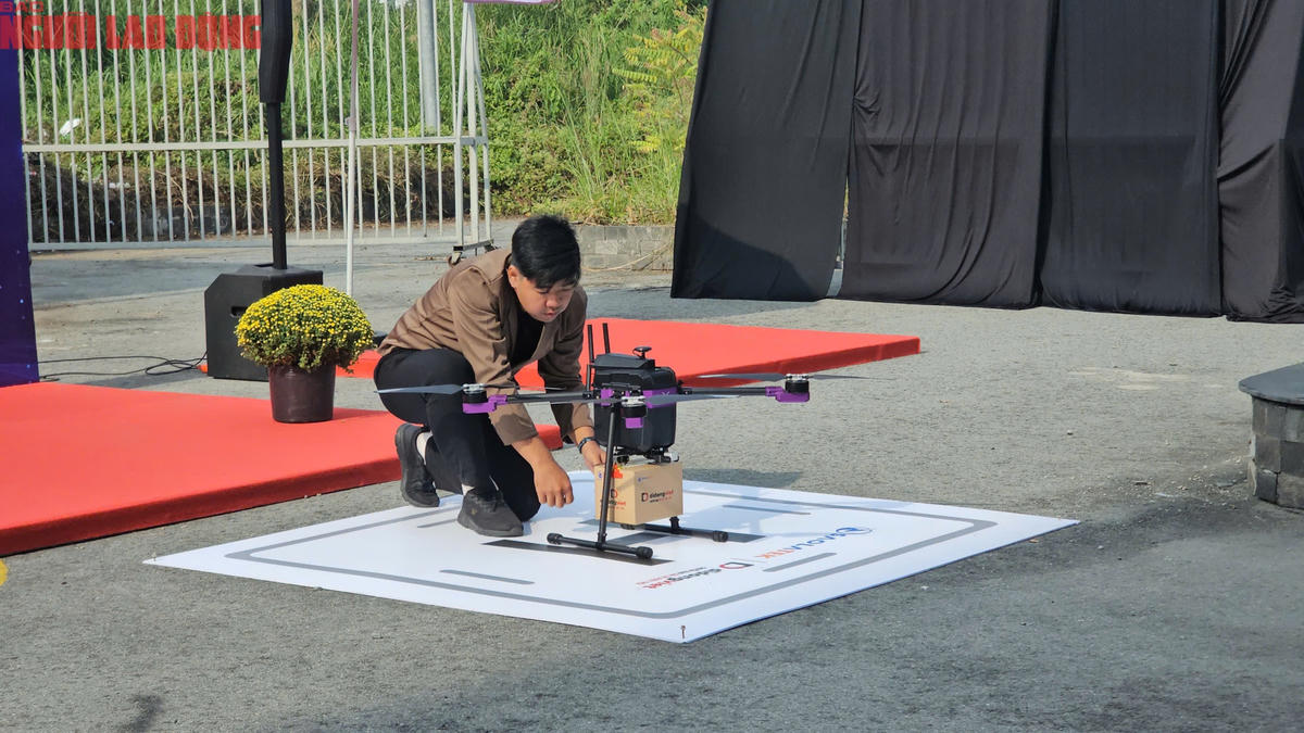 TPHCM đang triển khai Chương trình thử nghiệm ứng dụng thiết bị bay không người lái (UAV) vào hoạt động giao hàng&nbsp;trong khuôn khổ chương trình hỗ trợ thử nghiệm sandbox các giải pháp công nghệ mới về phương tiện UAV.