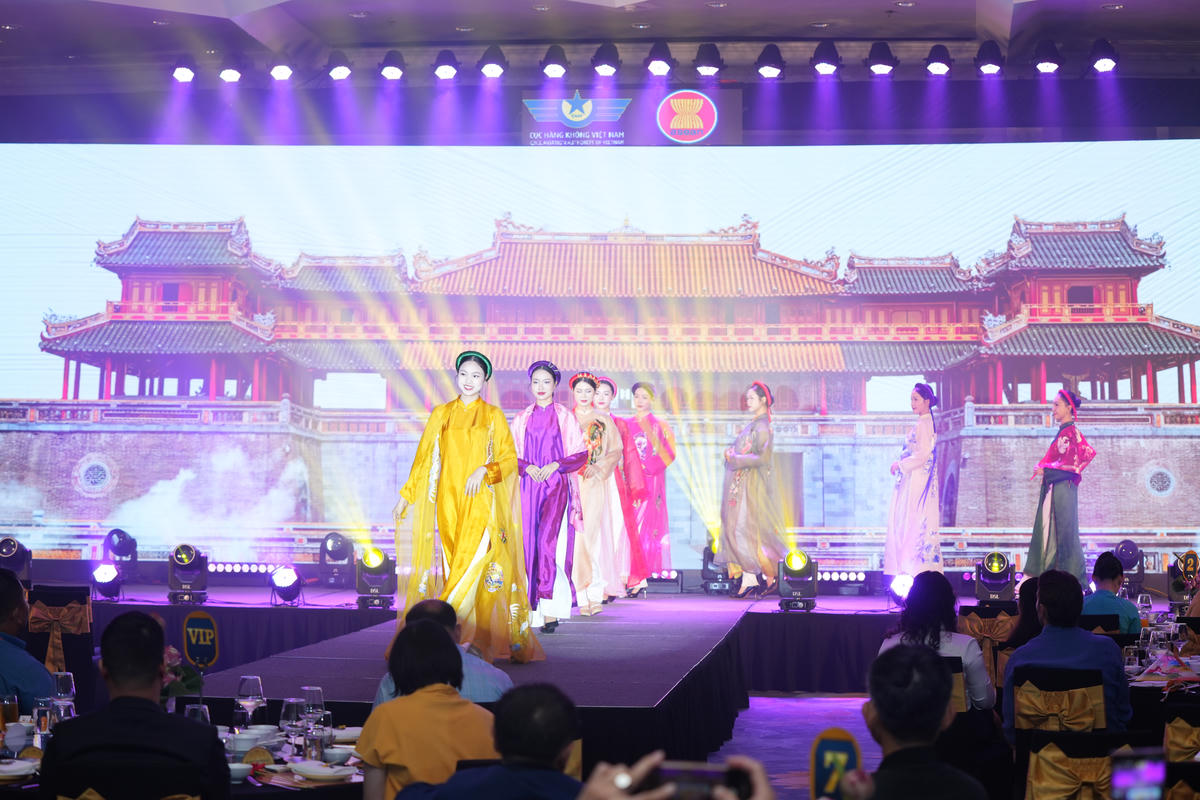Không gian Gala Dinner “Lotus Night” tái hiện đậm nét bản sắc văn hóa Việt Nam với các tiết mục biểu diễn nhạc cụ dân tộc, trình diễn áo dài cùng các hoạt động trải nghiệm như nặn tò he, vẽ nón lá, làm túi thơm...lan tỏa thông điệp về một Việt Nam giàu bản sắc, đồng thời là cầu nối thúc đẩy hợp tác và gắn kết cộng đồng hàng không ASEAN.