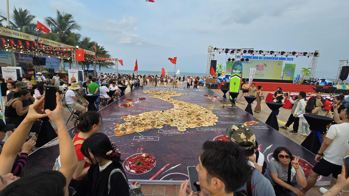 Du khách tham quan, thưởng thức Lễ hội Pizza tại chương trình Mùa du lịch biển Đà Nẵng 2026 khai trương vào dịp Lễ Giỗ Tổ Hùng Vương, 30/4 - 1/5. Ảnh: Nguyễn Tú.