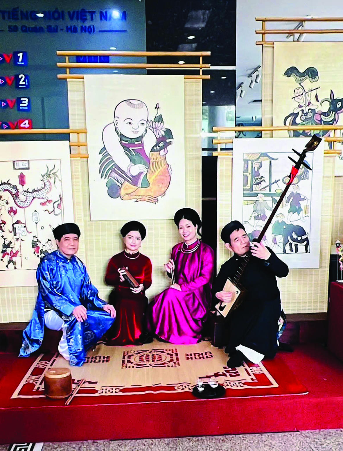 Ca nương Nguyễn Thúy Hoà&nbsp; cùng ban nhạc gia đình.