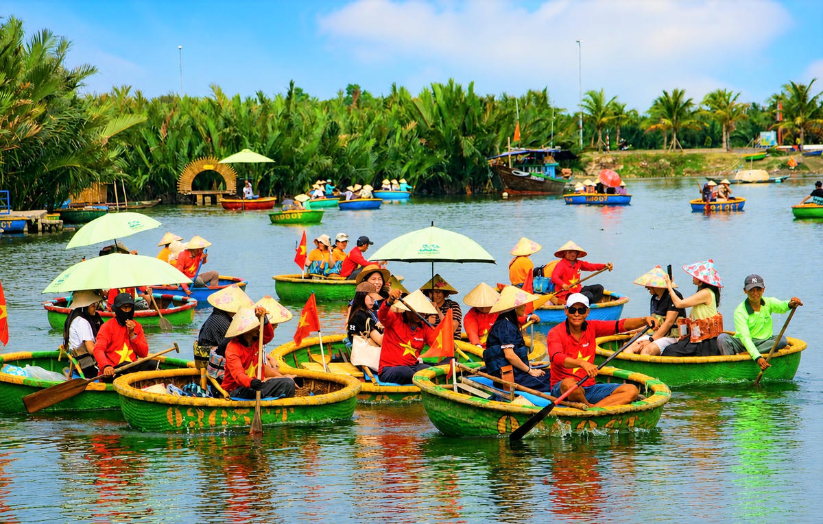 Du khách đi thuyền thúng tham quan rừng dừa Bảy Mẫu. Ảnh: Tấn Thành.