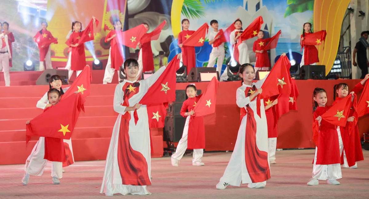 Các em thiếu nhi tham gia biểu diễn văn nghệ tại chương trình.