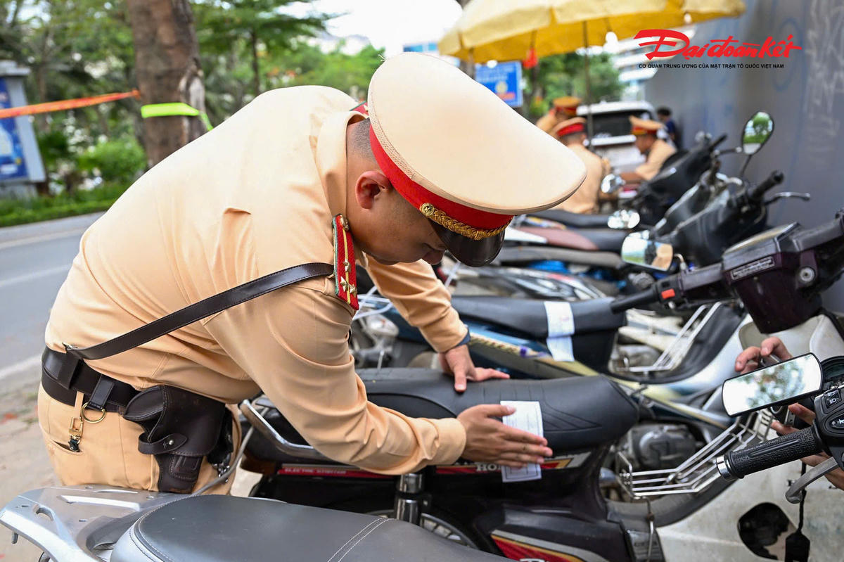 Nhiều thanh thiếu niên vi phạm giao thông trong kỳ nghỉ lễ, CSGT Hà Nội tăng cường xử lý
