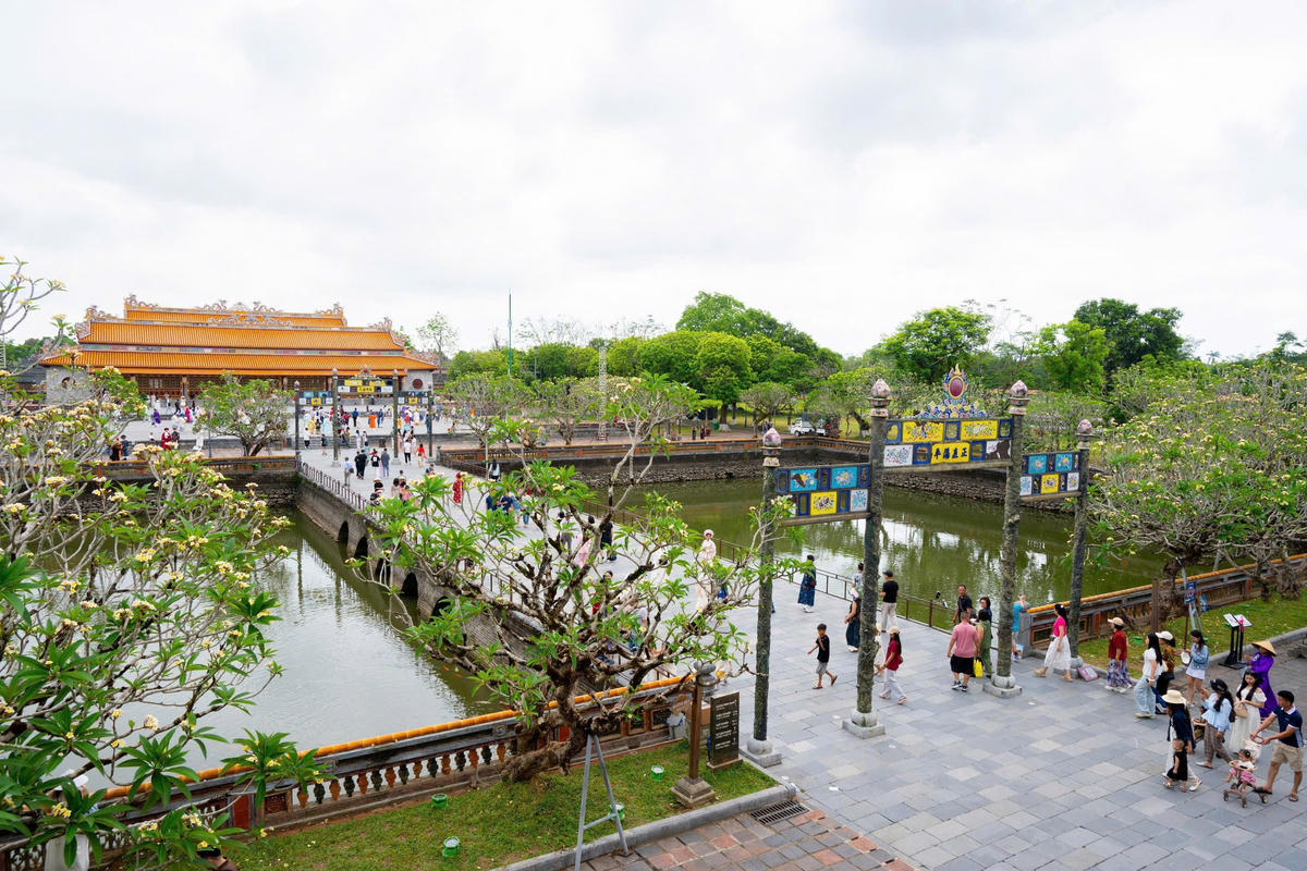 Ông Trần Hữu Thùy Giang, Phó Chủ tịch UBND thành phố Huế cho biết, chỉ tính riêng ngày 30/4, tổng số tiền bán vé vào tham quan các điểm di tích đạt hơn 3,7 tỷ đồng, cao nhất từ trước đến nay.