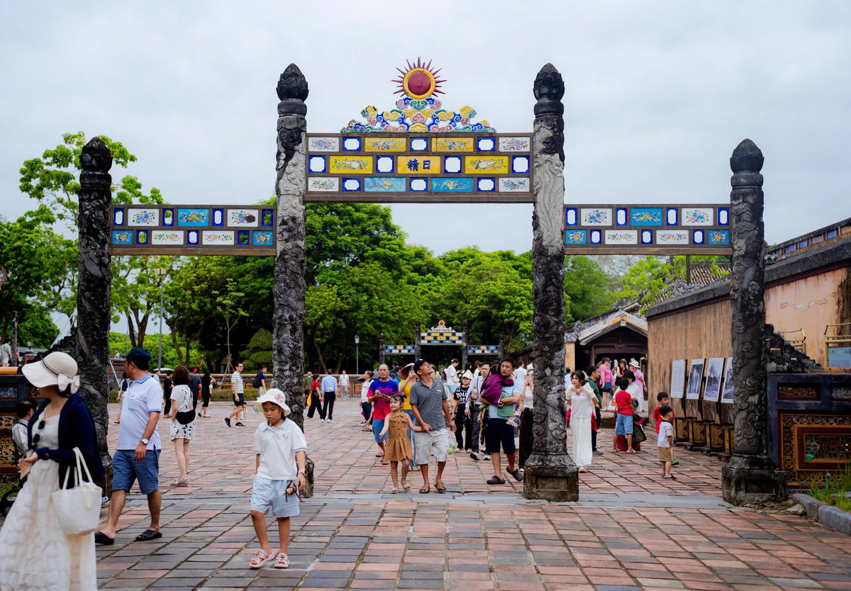Du khách vào tham quan Đại Nội Huế.