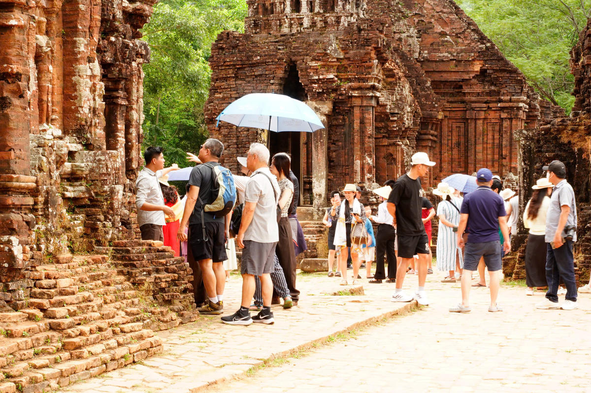Du khách tham quan Khu đền tháp Mỹ Sơn. Ảnh Nguyễn Tín