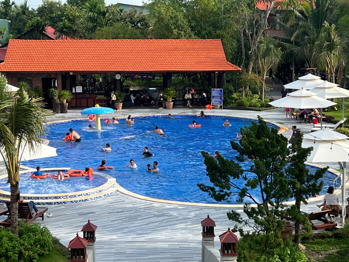 Du khách trải nghiệm các hoạt động tại Phi Yến Eco Resort. Ảnh Hồng Thắm&nbsp;