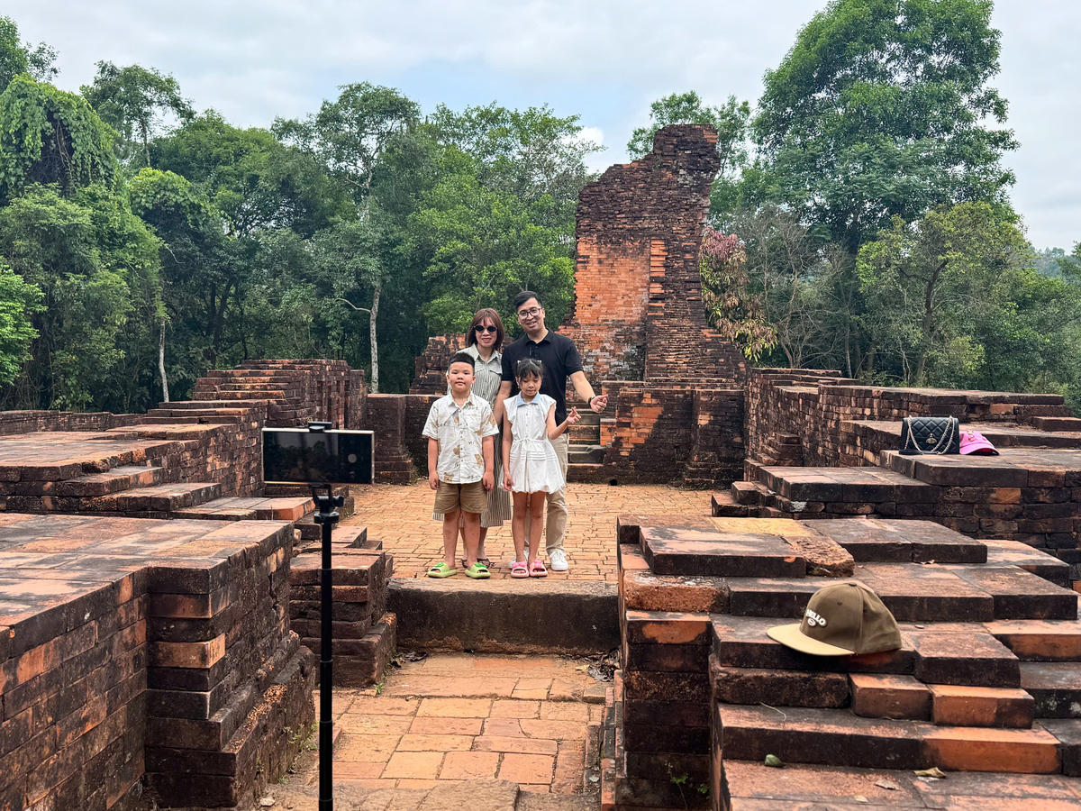 Một gia đình  check in ở di tích Mỹ Sơn. Ảnh Nguyễn Tín