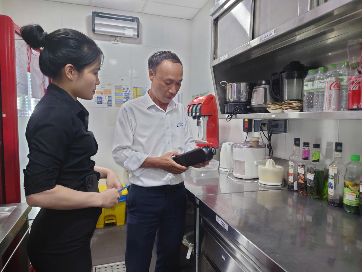 Lực lượng Chi cục An toàn thực phẩm TP Đà Nẵng kiểm tra các cơ sở kinh doanh. Ảnh: Nguyễn Tú.