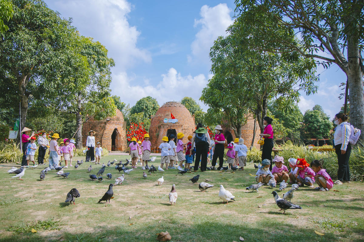 Trẻ em thích thú trải nghiệm các hoạt động tại Cantho Eco Resort. Ảnh Hồng Thắm&nbsp;