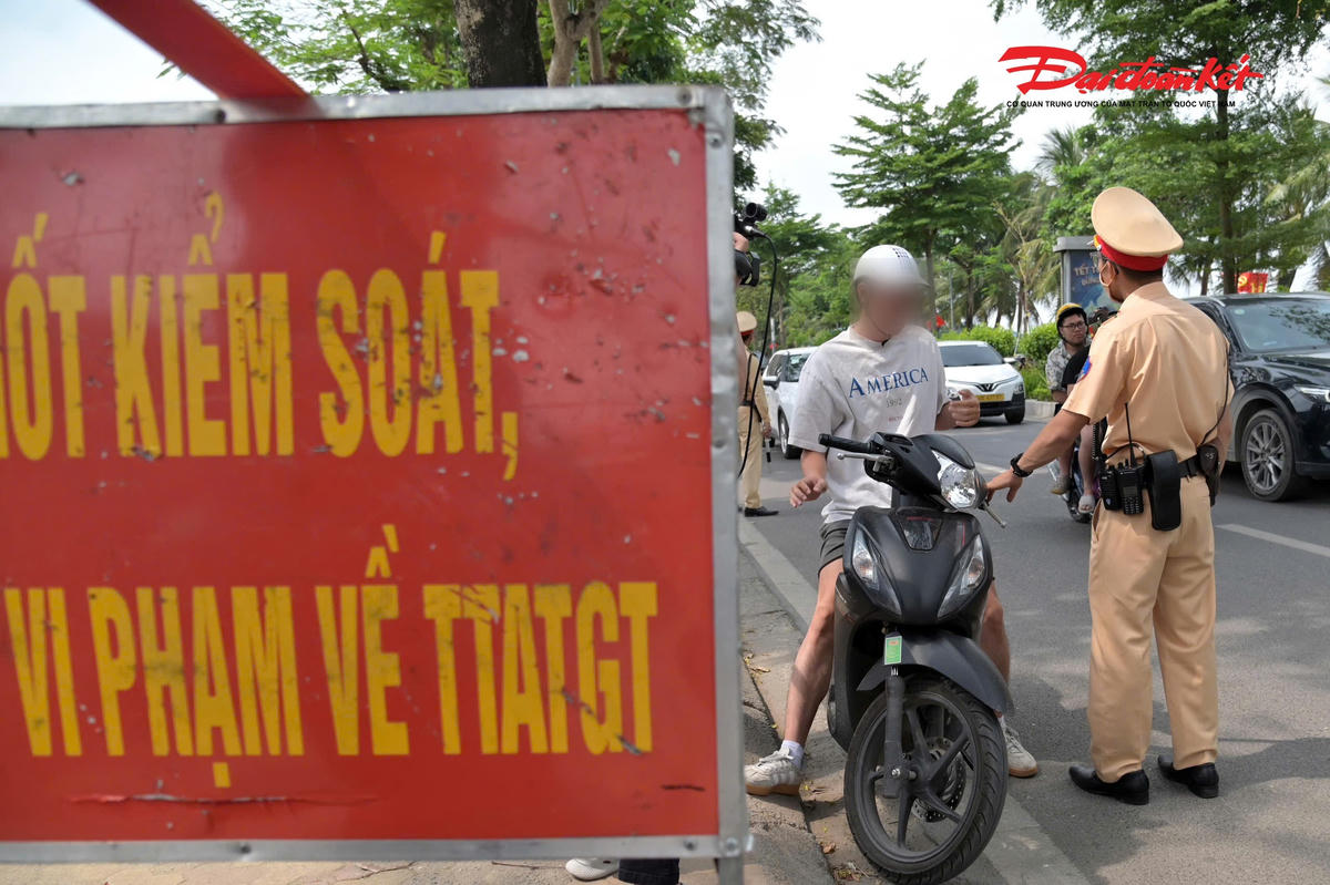 Nhiều thanh thiếu niên vi phạm giao thông trong kỳ nghỉ lễ, CSGT Hà Nội tăng cường xử lý