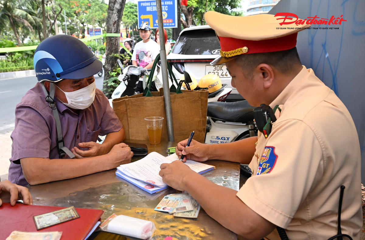Nhiều thanh thiếu niên vi phạm giao thông trong kỳ nghỉ lễ, CSGT Hà Nội tăng cường xử lý