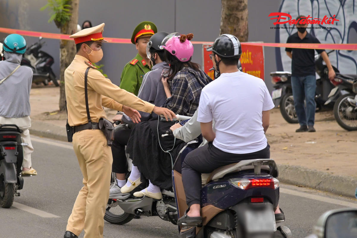 Nhiều thanh thiếu niên vi phạm giao thông trong kỳ nghỉ lễ, CSGT Hà Nội tăng cường xử lý