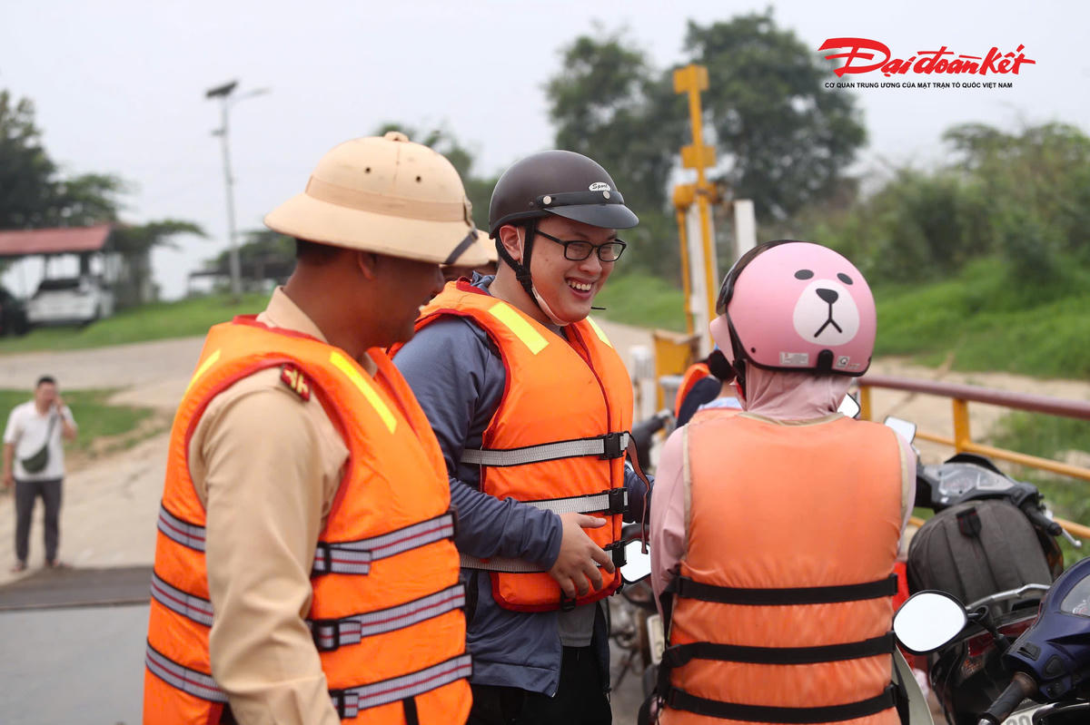 CSGT tăng cường tuyên truyền ATGT đường thủy đến người dân.