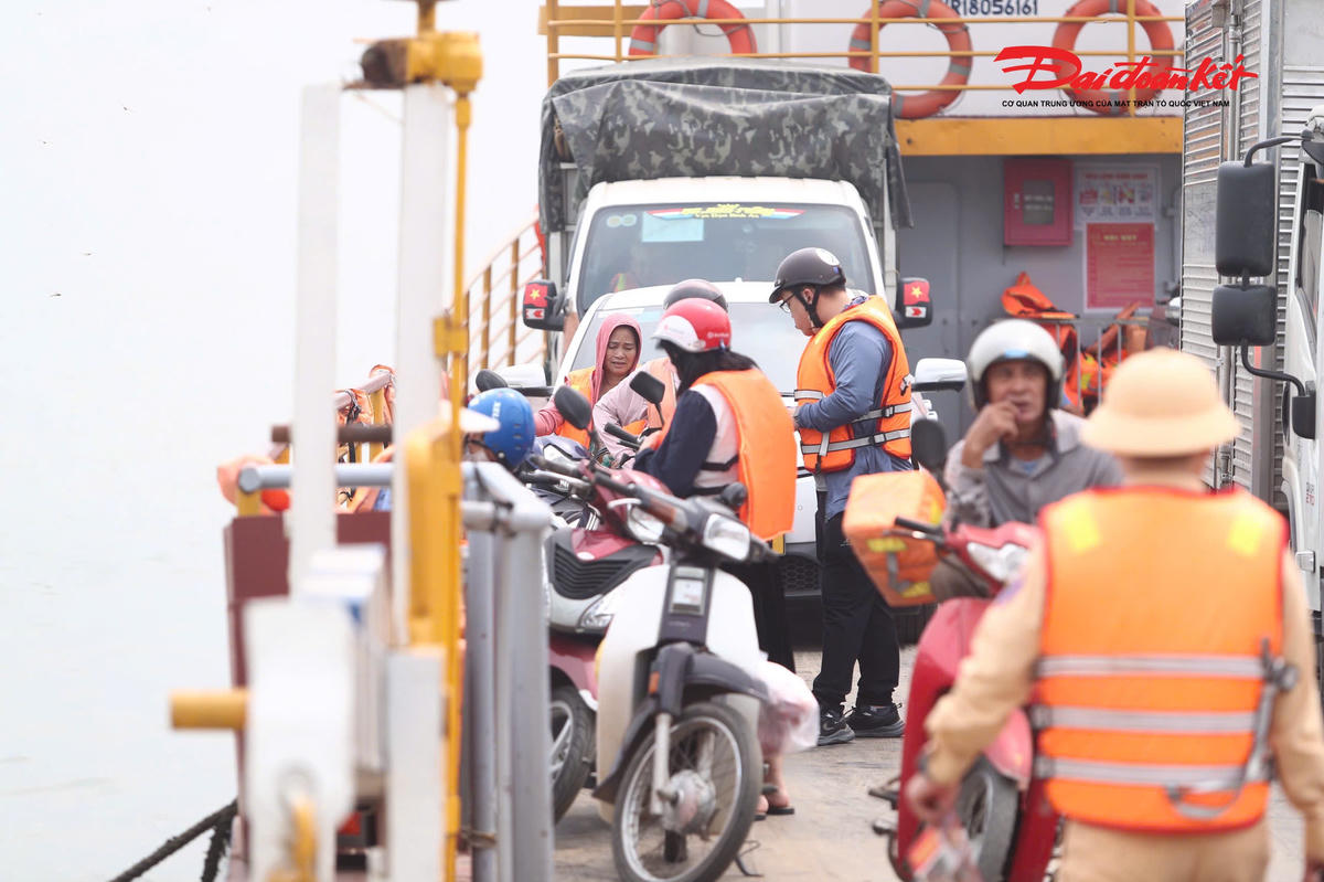 Đồng thời, cán bộ chiến sĩ hướng dẫn, nhắc nhở người dân khi tham gia giao thông bằng đò, phà phải mặc áo phao theo đúng quy định, bảo đảm an toàn trong suốt hành trình.