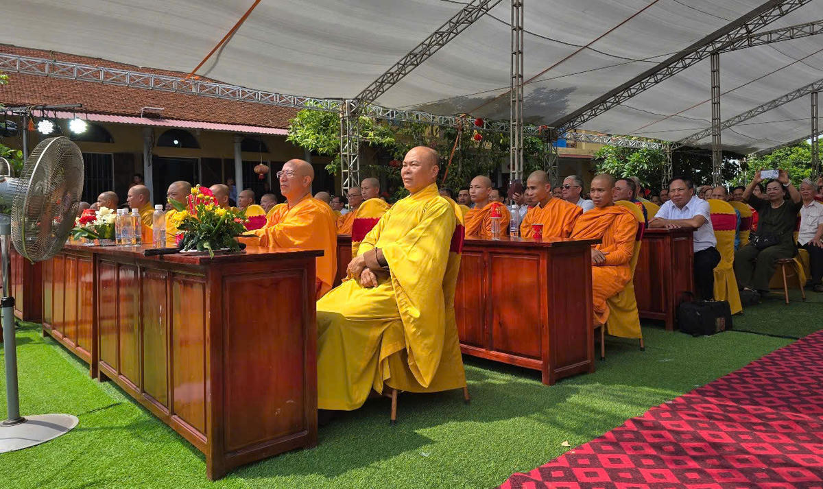 Hoà thượng Thích Thiện Văn (đầu tiên bên phải) và các đại biểu dự lễ hội. Ảnh: PV