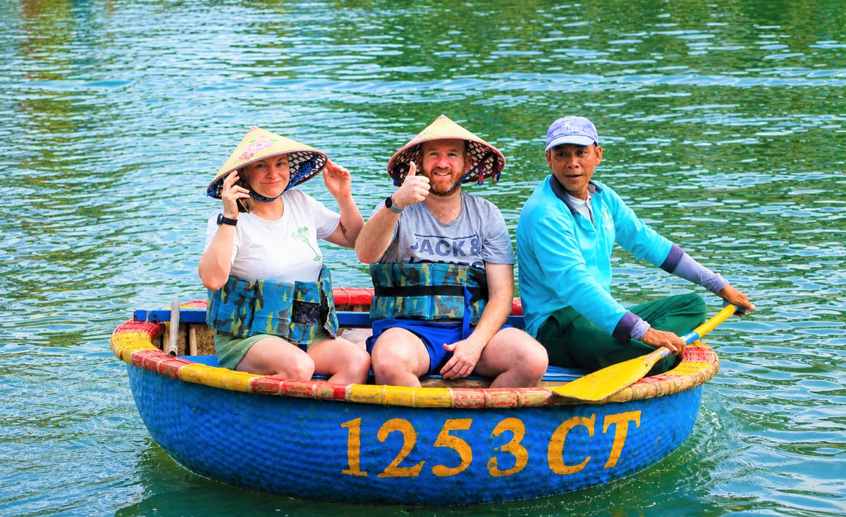 Du khách nước ngoài vui vẻ tham quan rừng dừa Bảy Mẫu. Ảnh: Chí Đại.