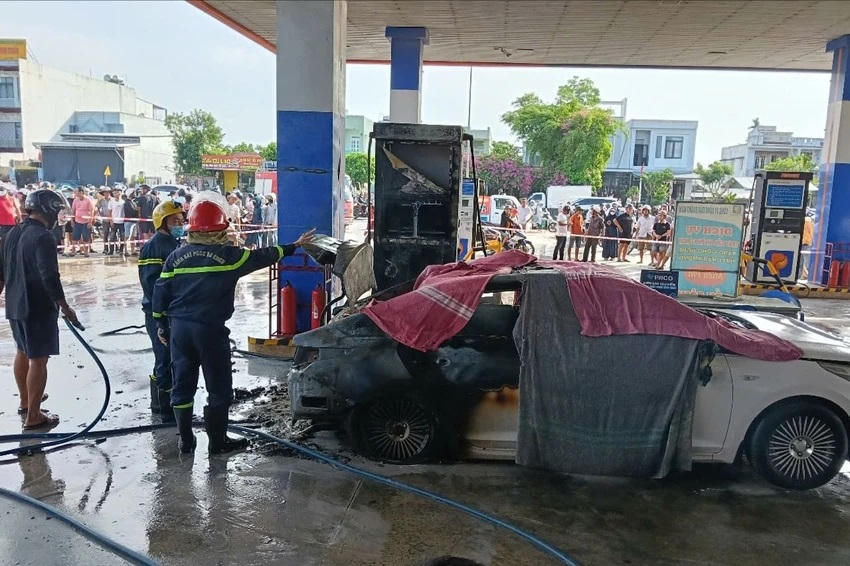 Chiếc xe ô tô dừng ở cây xăng bị bốc cháy. Ảnh: CV.