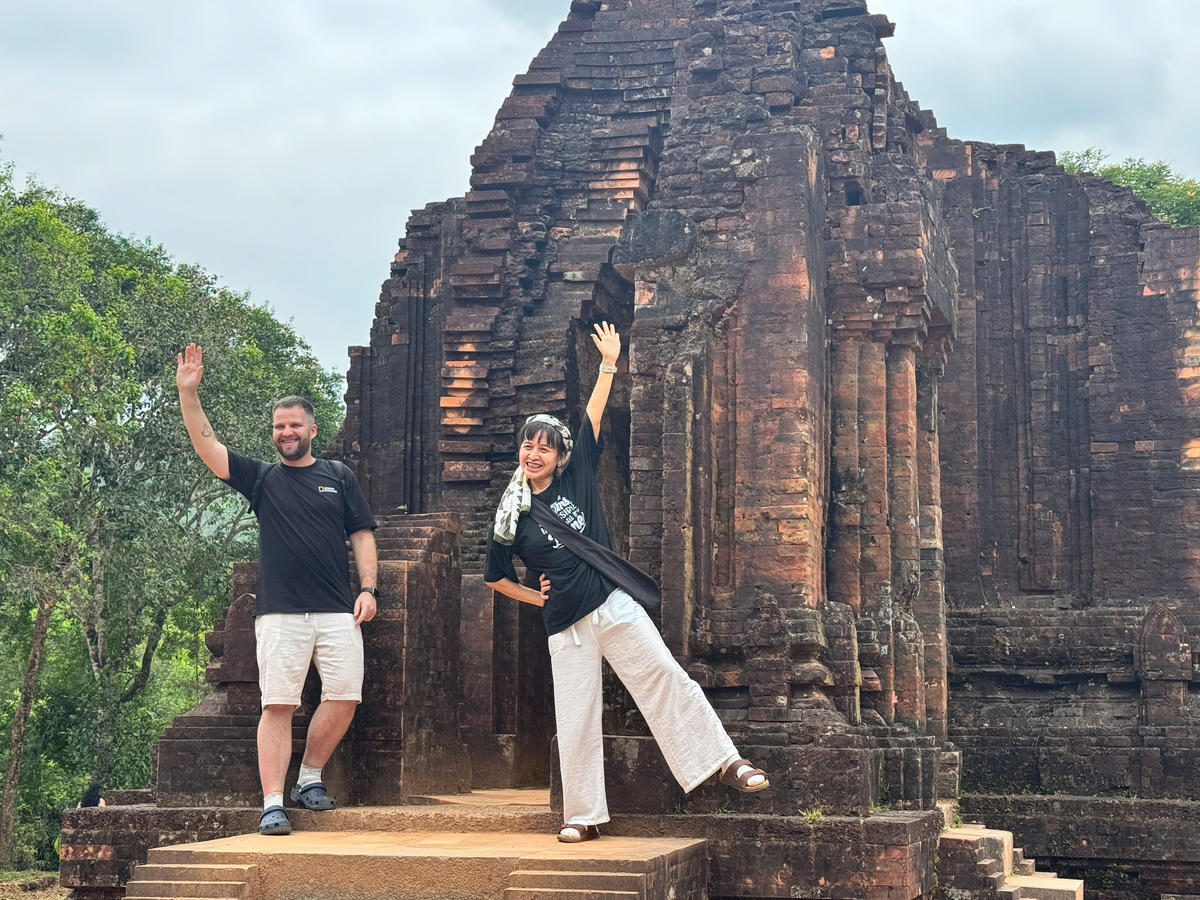 Du khách nước ngoài check in Khu đền tháp Mỹ Sơn. Ảnh Nguyễn Tín
