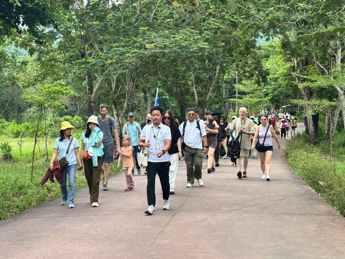 Rất đông du khách trong và ngoài nước đến với Khu di tích Mỹ Sơn. Ảnh Nguyễn Tín.