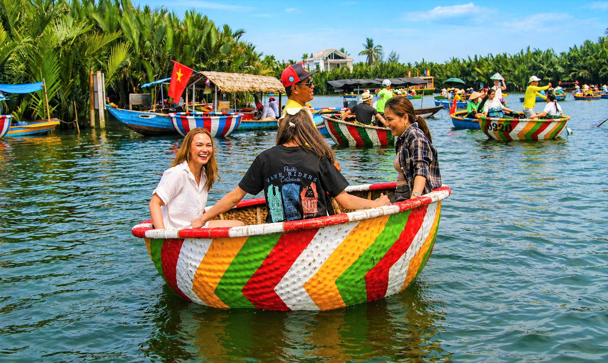 Du khách nước ngoài thích thú lắc thuyền thúng. Ảnh: Chí Đại.