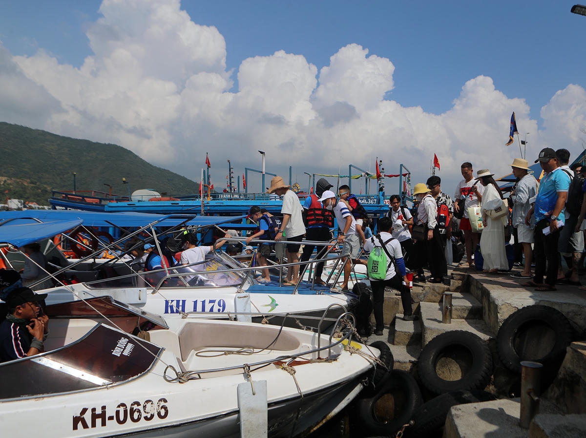 Các tour  đến tham quan vịnh Nha Trang trong dịp lễ.