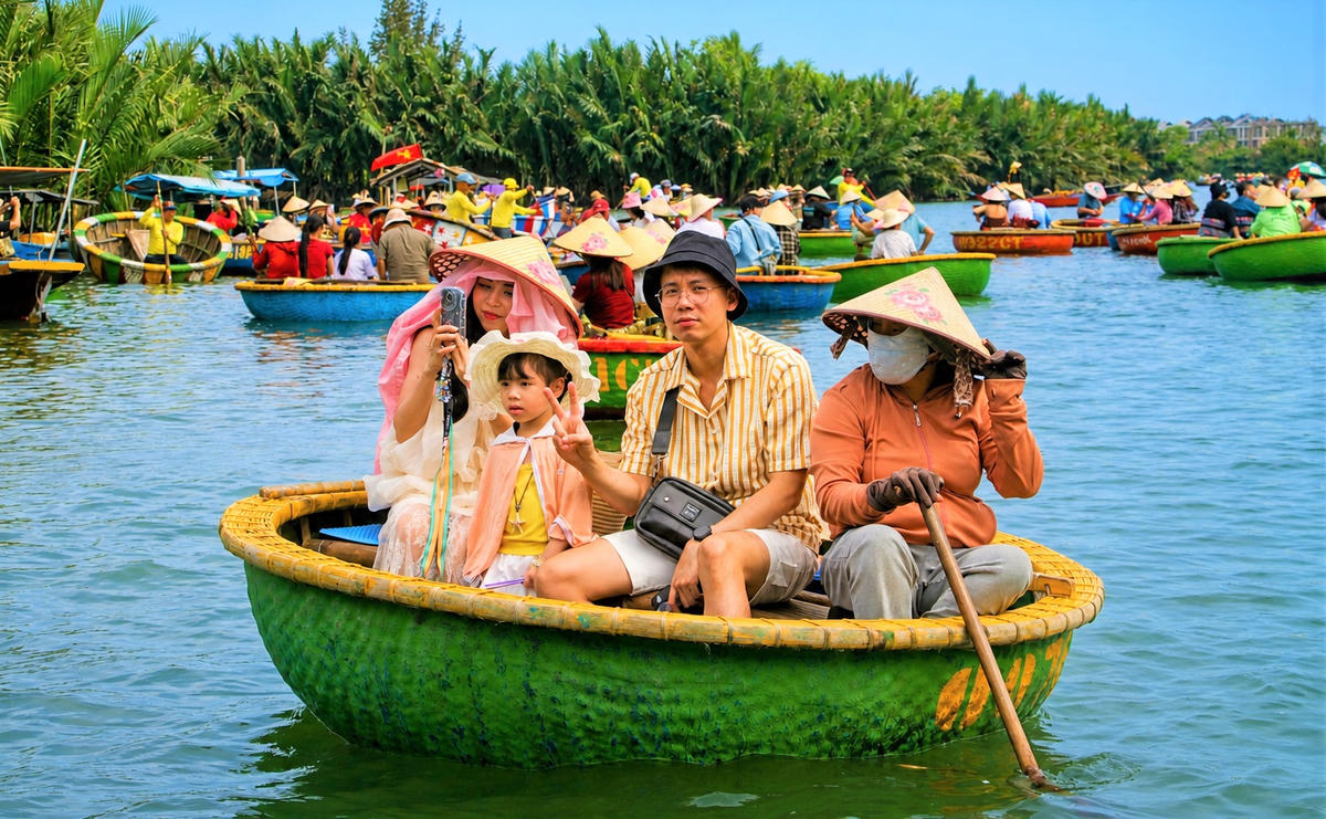Một gia đình check in ở rừng dừa Bảy Mẫu. Ảnh: Tấn Thành.
