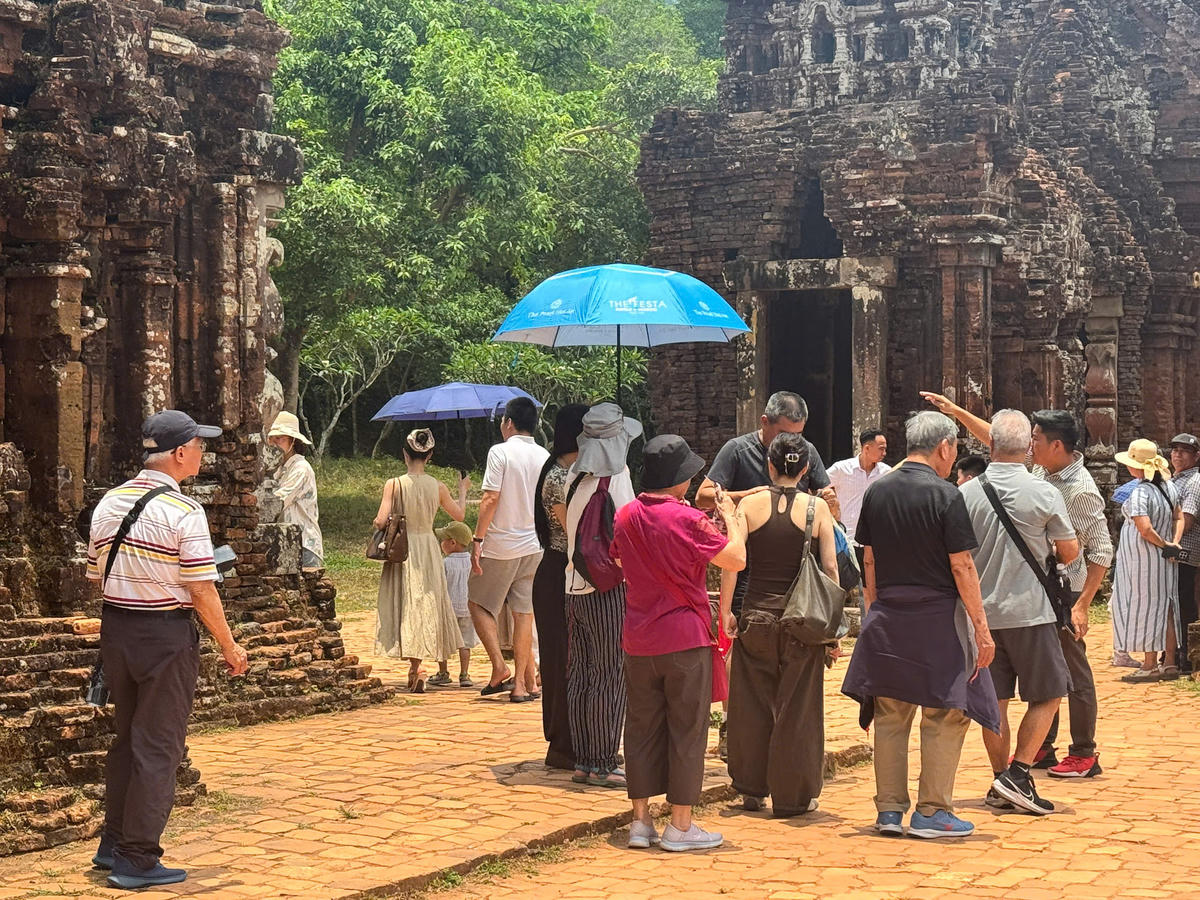 Du khách ngắm nhìn các kiến trúc cố ở Khu đền tháp Mỹ Sơn. Ảnh Nguyễn Tín
