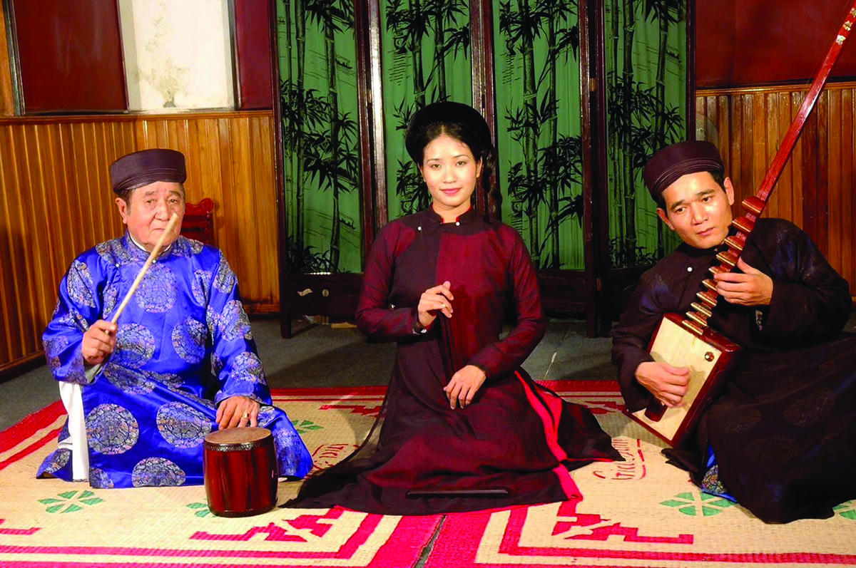 NNƯT Nguyễn Thúy Hoà biểu diễn cùng cha và anh trai.