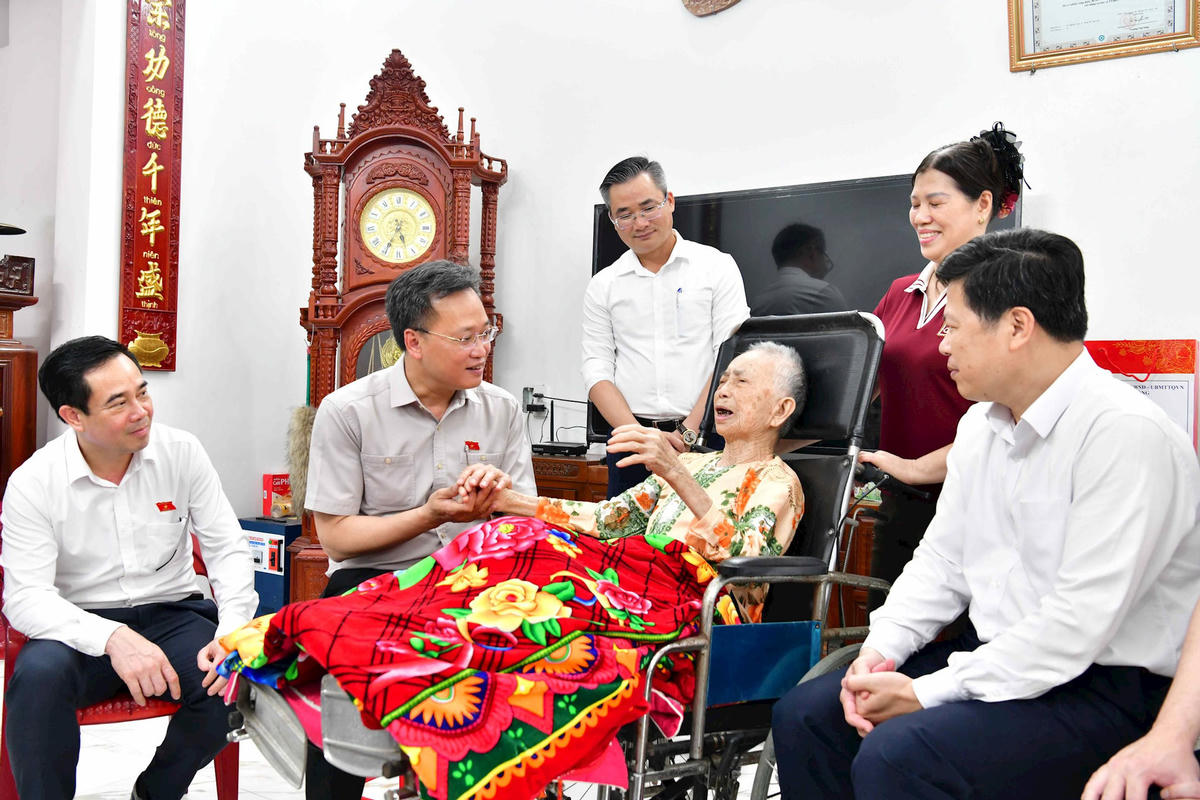 Ông Nguyễn Hữu Nghĩa - Ủy viên Ban Chấp hành Trung ương Đảng, Tổng Kiểm toán nhà nước, Trưởng đoàn đại biểu Quốc hội tỉnh Hưng Yên và Đoàn công tác thăm Bà mẹ Việt Nam anh hùng Nguyễn Thị Tịnh. Ảnh: N.Lộc