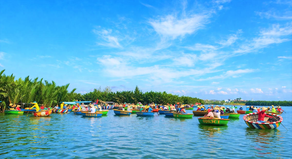 Một góc rừng dừa Bảy Mẫu thu hút đông khách du lịch. Ảnh: Tấn Thành.