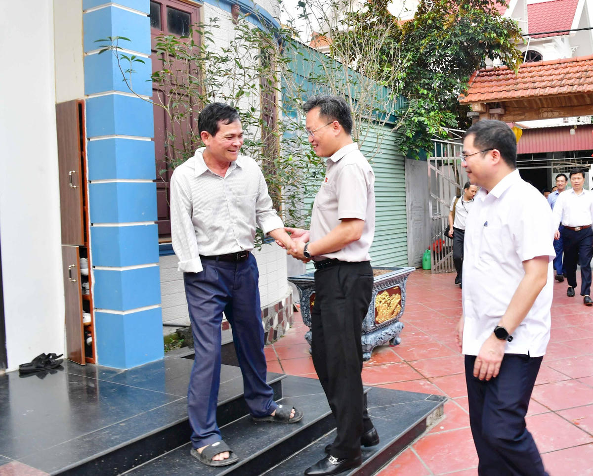 Tổng Kiểm toán nhà nước Nguyễn Hữu Nghĩa thăm hỏi thương binh Nguyễn Thanh Bí. Ảnh: N.Lộc