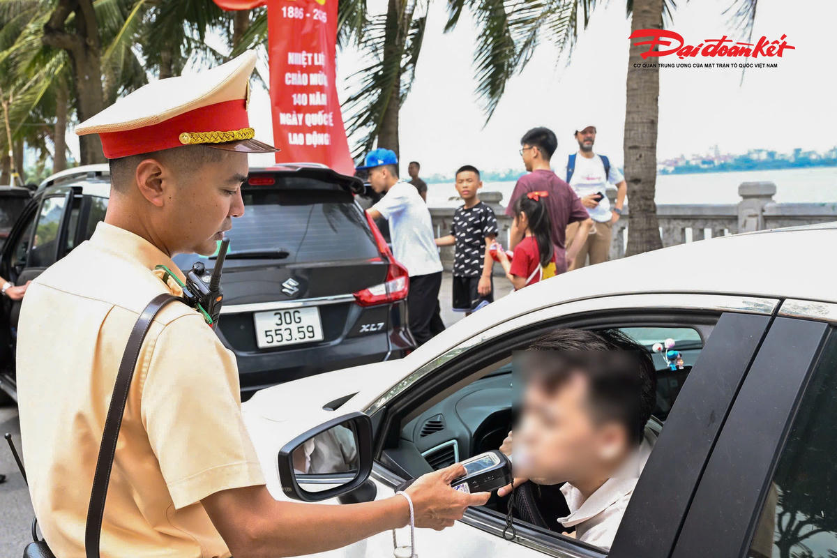 Đồng thời, lực lượng chức năng phát hiện và xử lý 10 trường hợp điều khiển xe máy vi phạm nồng độ cồn. Nhiều trường hợp tìm cách né tránh khi thấy chốt kiểm tra nhưng đều bị phát hiện và xử lý nghiêm theo quy định.