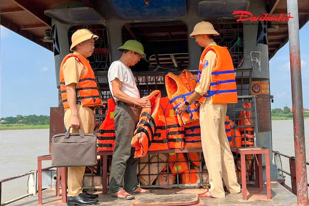 Tại các điểm kiểm tra, lực lượng chức năng tổ chức phát tờ rơi tuyên truyền, kiểm tra nồng độ cồn đối với thuyền trưởng điều khiển đò, phà; yêu cầu chủ bến ký cam kết chấp hành nghiêm Luật Giao thông đường thủy nội địa.&nbsp;