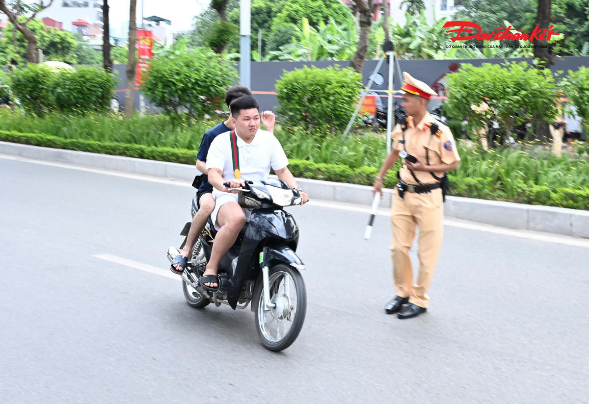 Nhiều thanh thiếu niên vi phạm giao thông trong kỳ nghỉ lễ, CSGT Hà Nội tăng cường xử lý