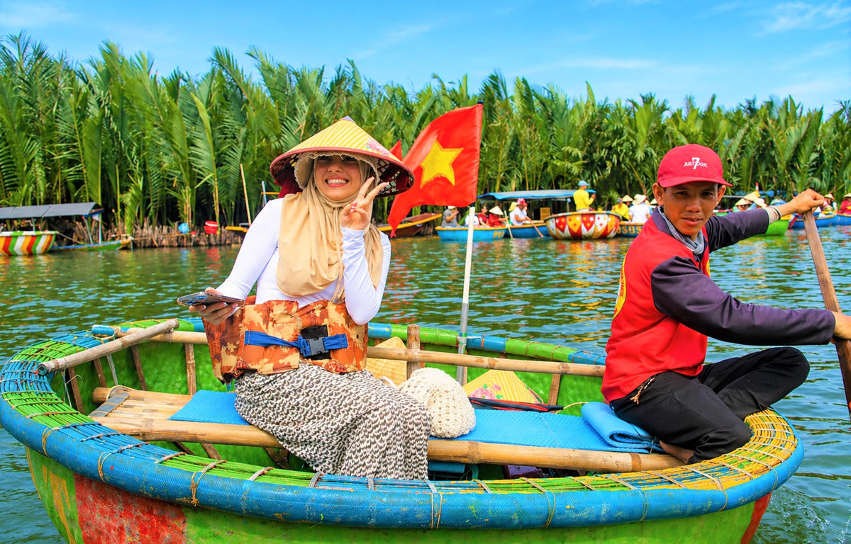 Du khách nước ngoài check in trên thuyền thúng. Ảnh: Tấn Thành.