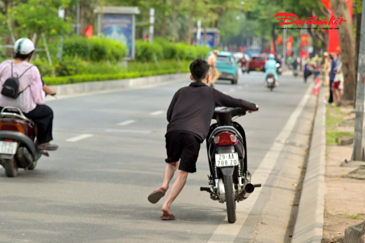 Nhiều thanh thiếu niên vi phạm giao thông trong kỳ nghỉ lễ, CSGT Hà Nội tăng cường xử lý